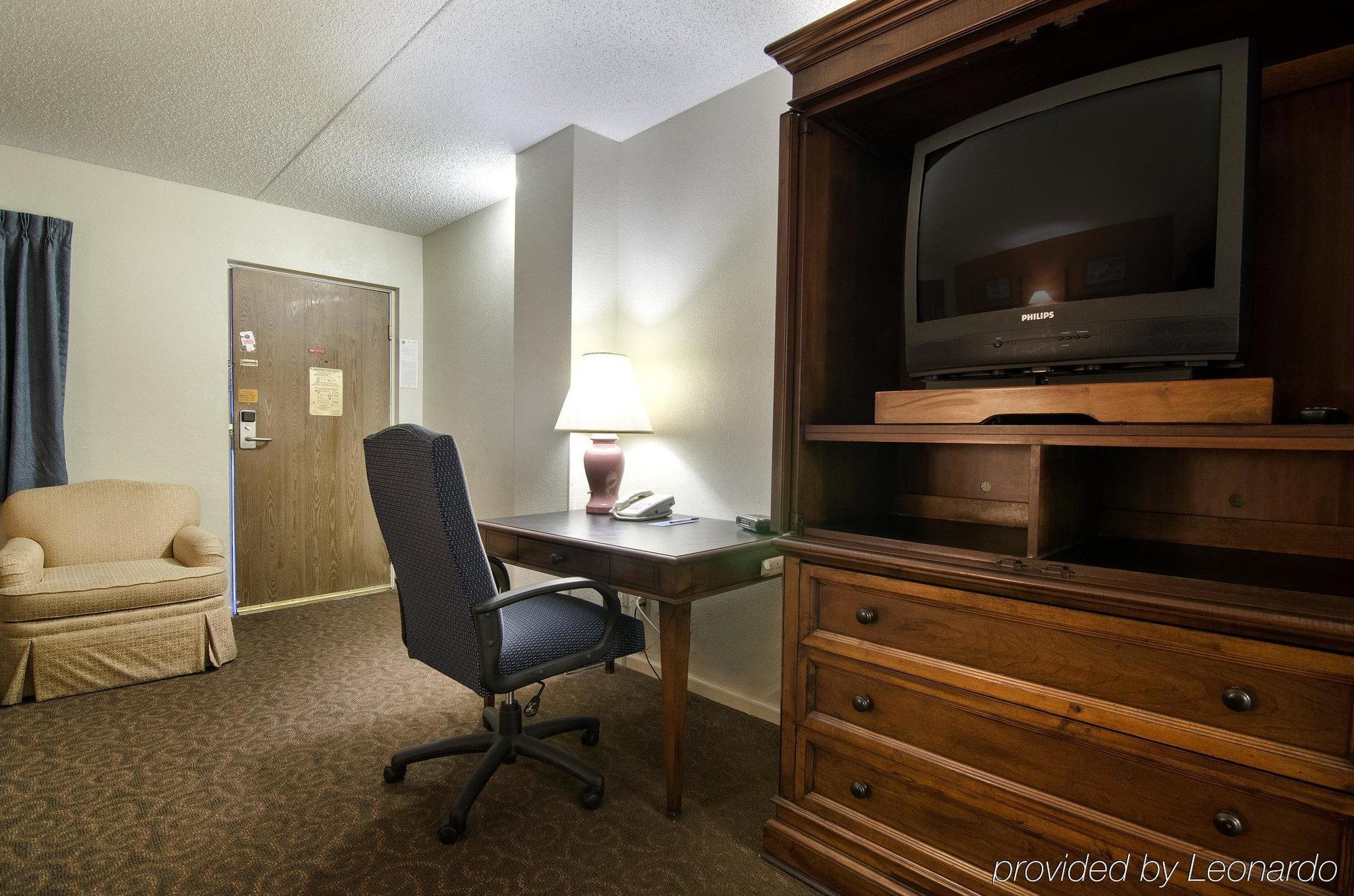 America'S Best Inn And Suites Emporia Buitenkant foto