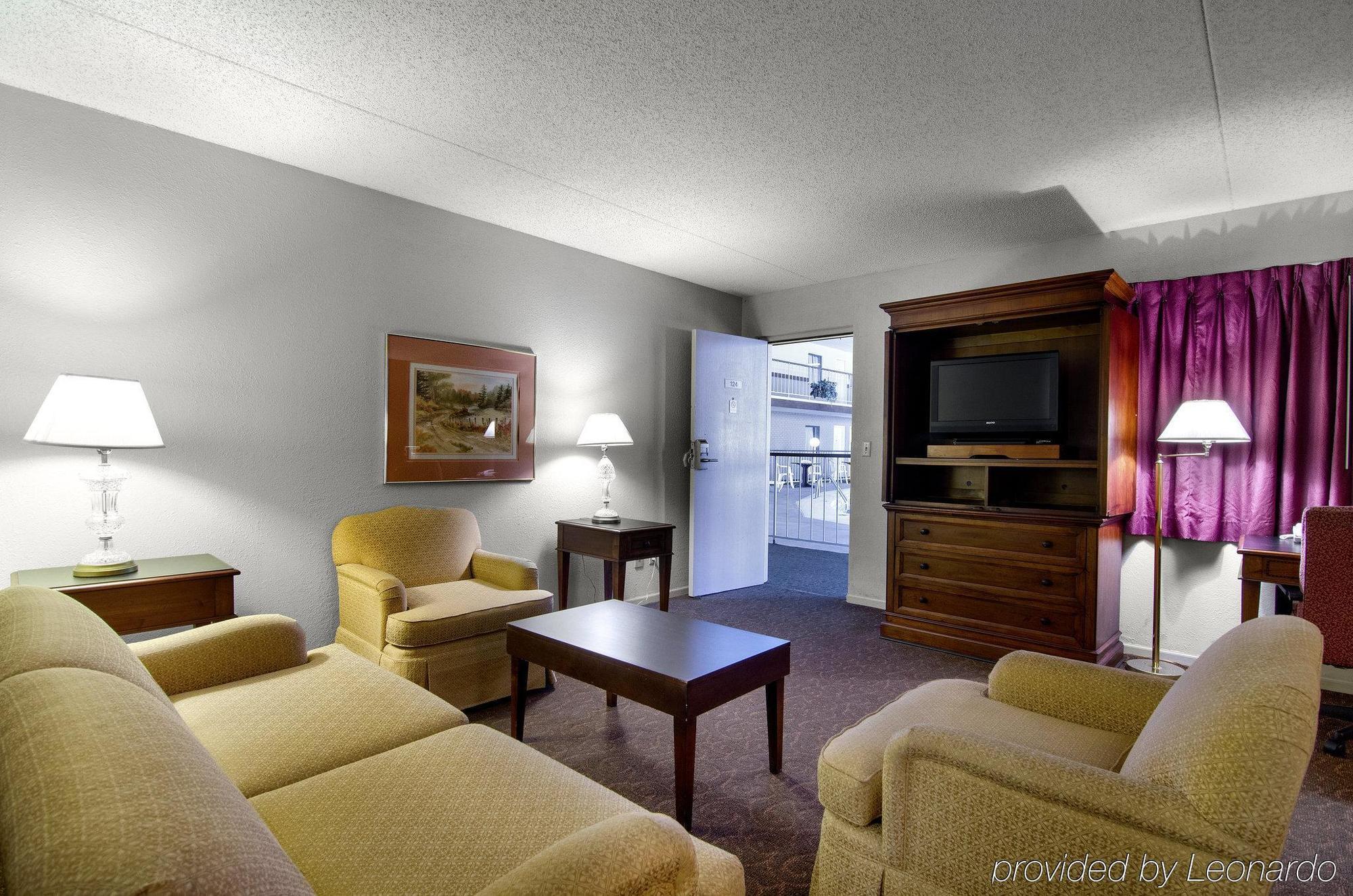 America'S Best Inn And Suites Emporia Buitenkant foto