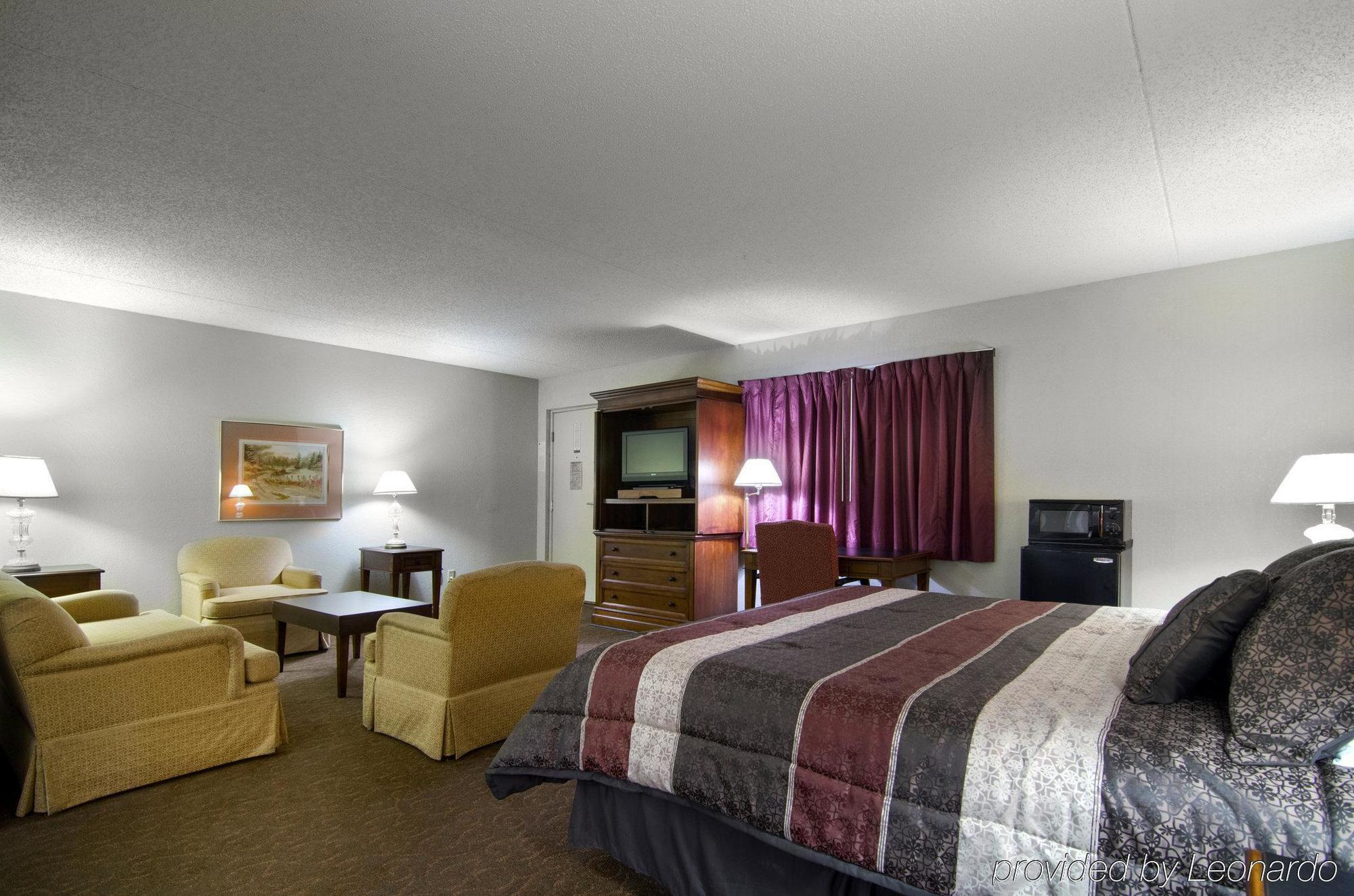 America'S Best Inn And Suites Emporia Buitenkant foto