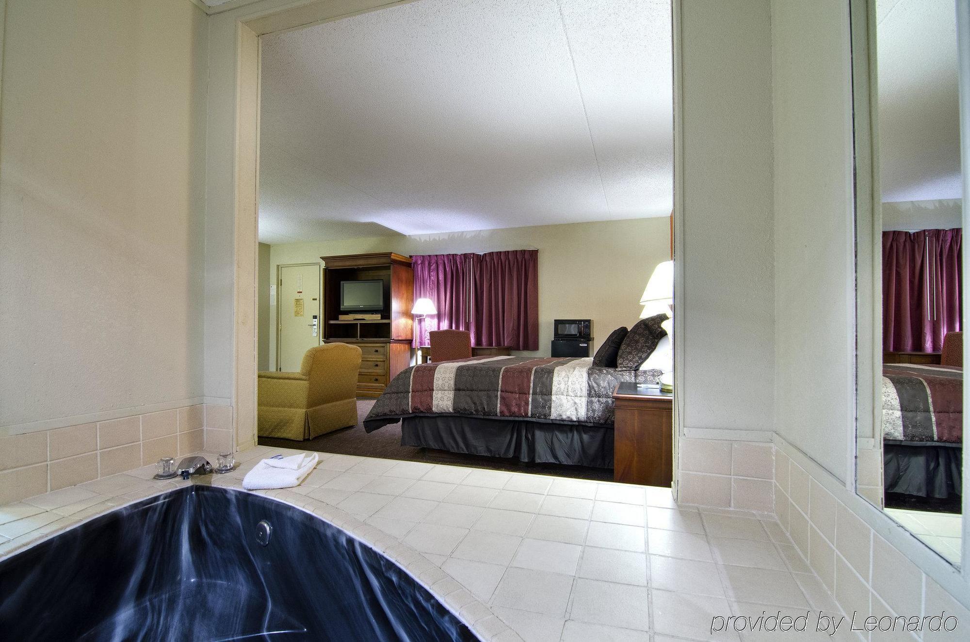 America'S Best Inn And Suites Emporia Buitenkant foto
