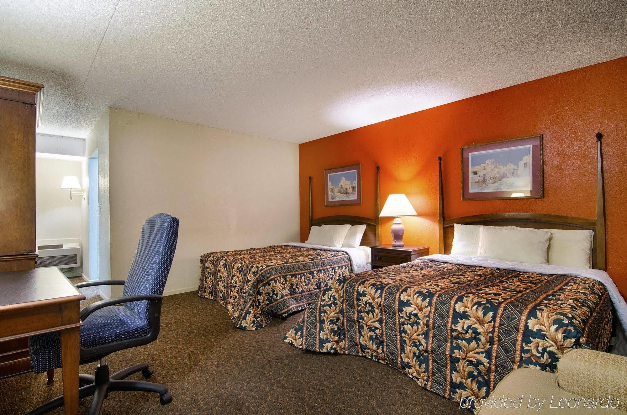 America'S Best Inn And Suites Emporia Buitenkant foto
