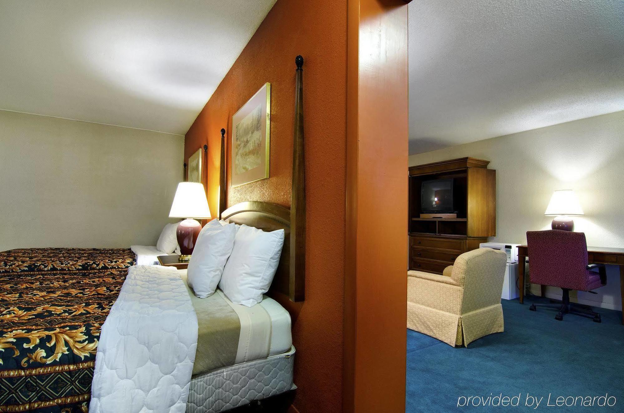 America'S Best Inn And Suites Emporia Buitenkant foto