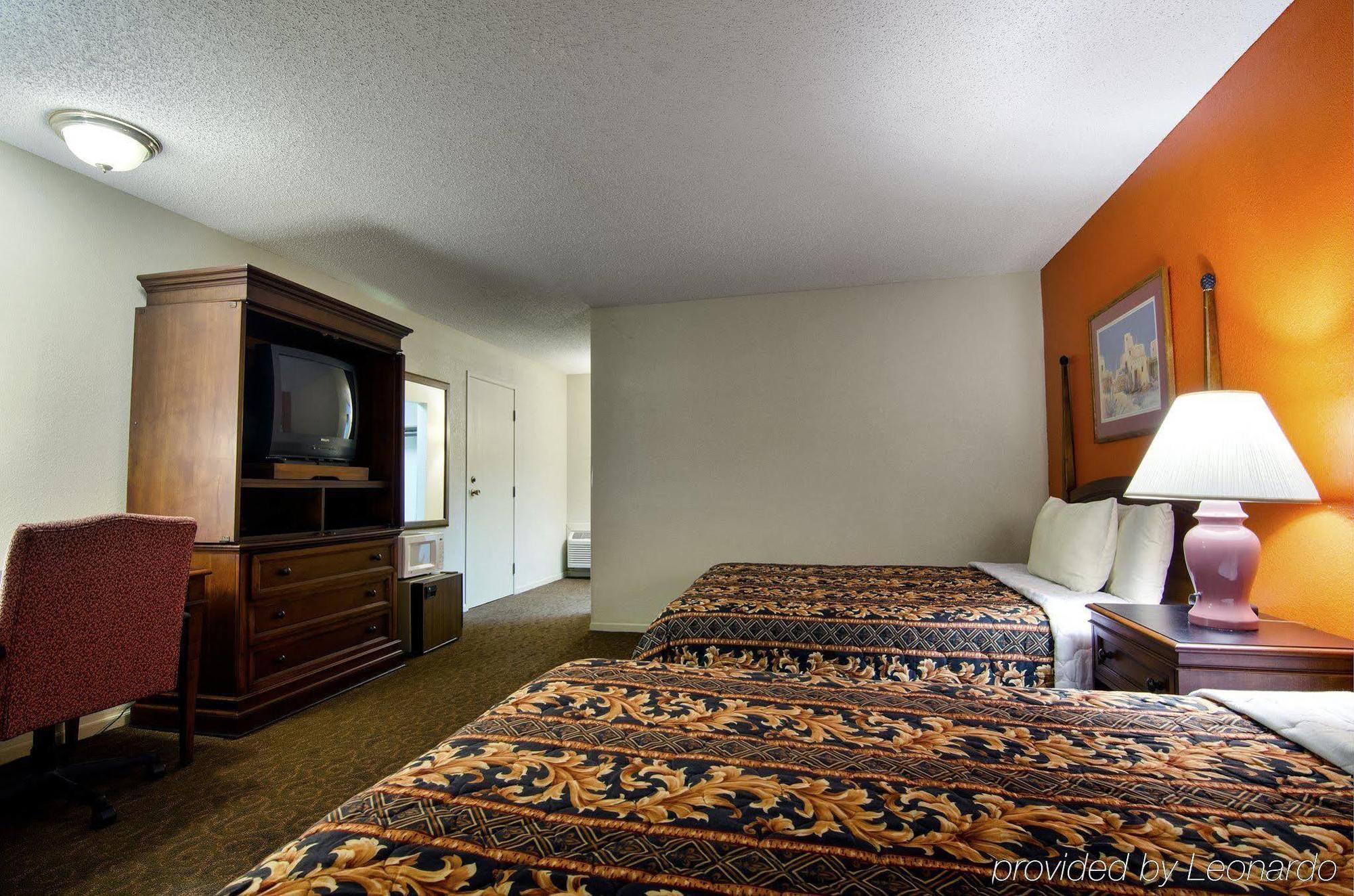 America'S Best Inn And Suites Emporia Buitenkant foto