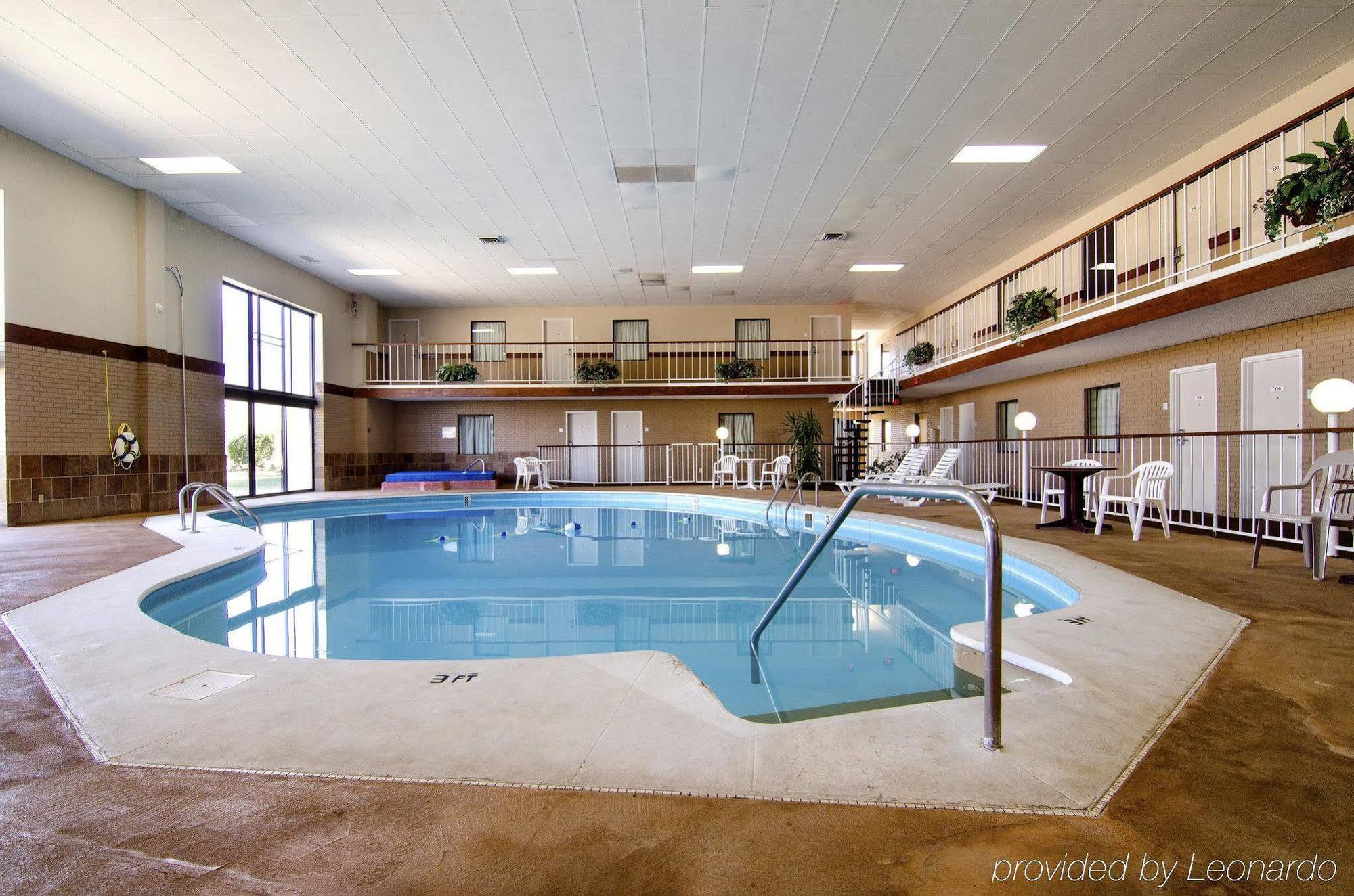 America'S Best Inn And Suites Emporia Buitenkant foto