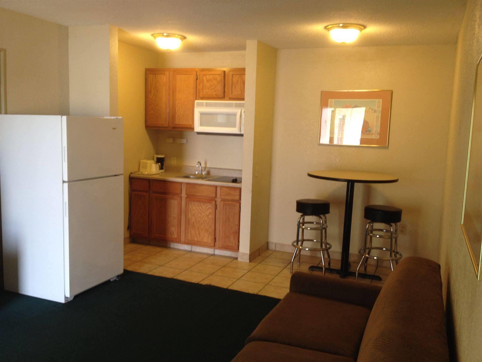 America'S Best Inn And Suites Emporia Buitenkant foto