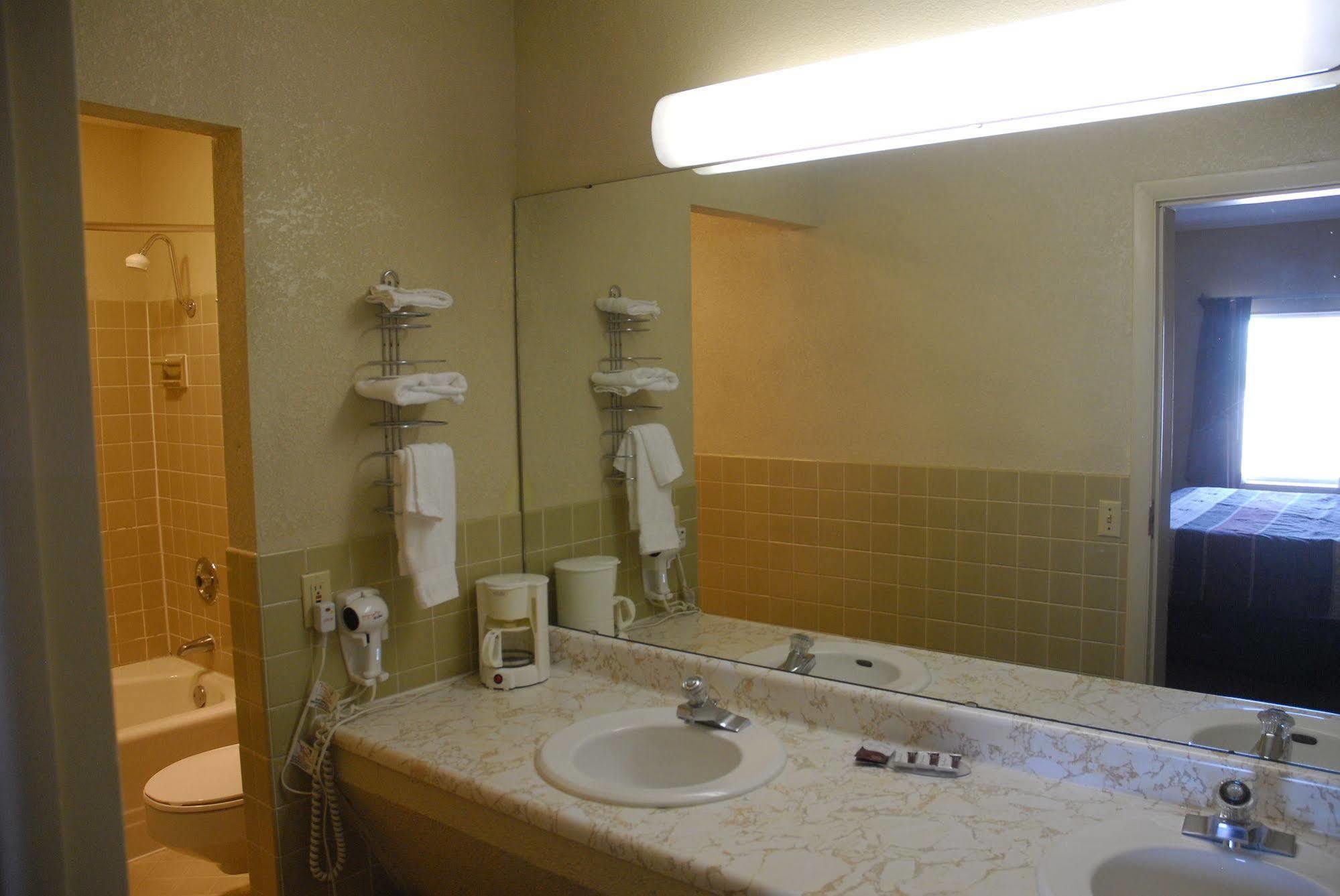 America'S Best Inn And Suites Emporia Buitenkant foto