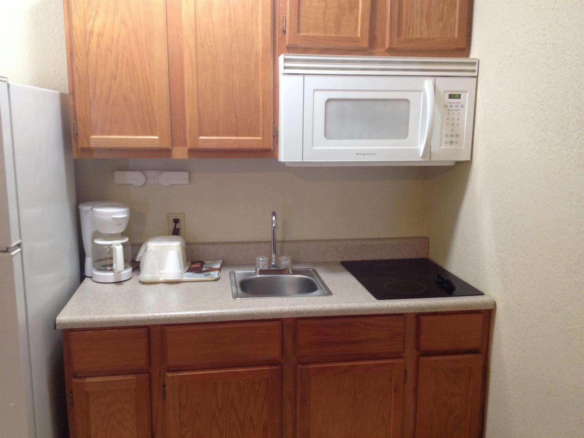 America'S Best Inn And Suites Emporia Buitenkant foto