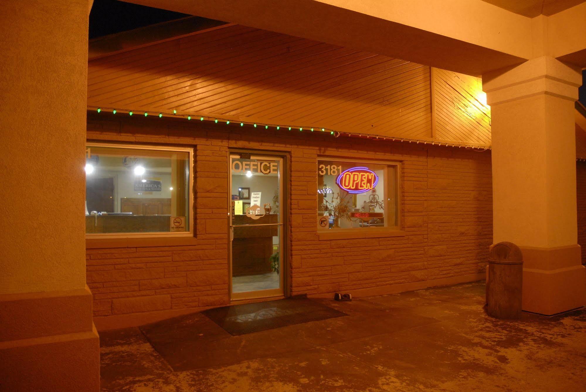 America'S Best Inn And Suites Emporia Buitenkant foto