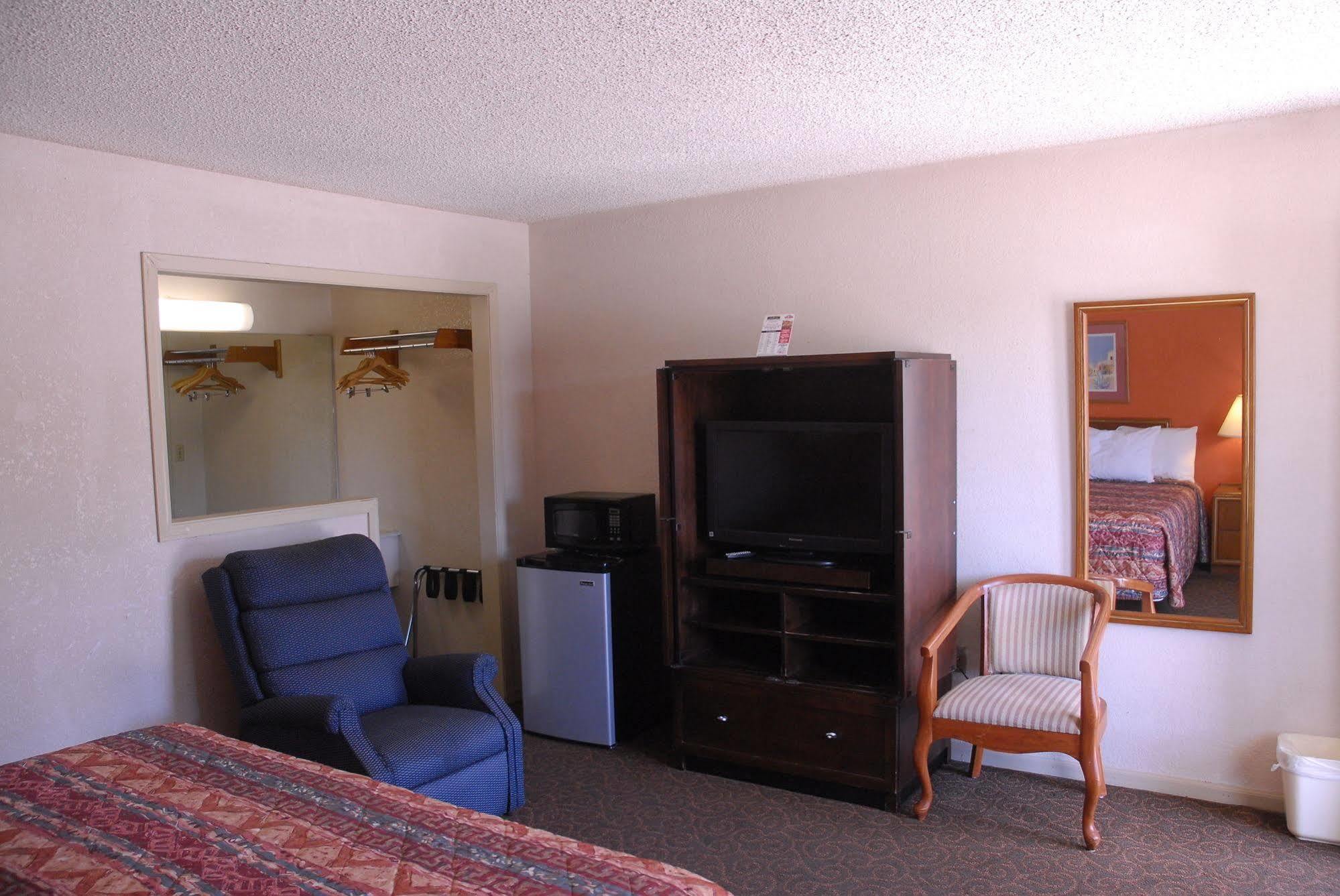 America'S Best Inn And Suites Emporia Buitenkant foto