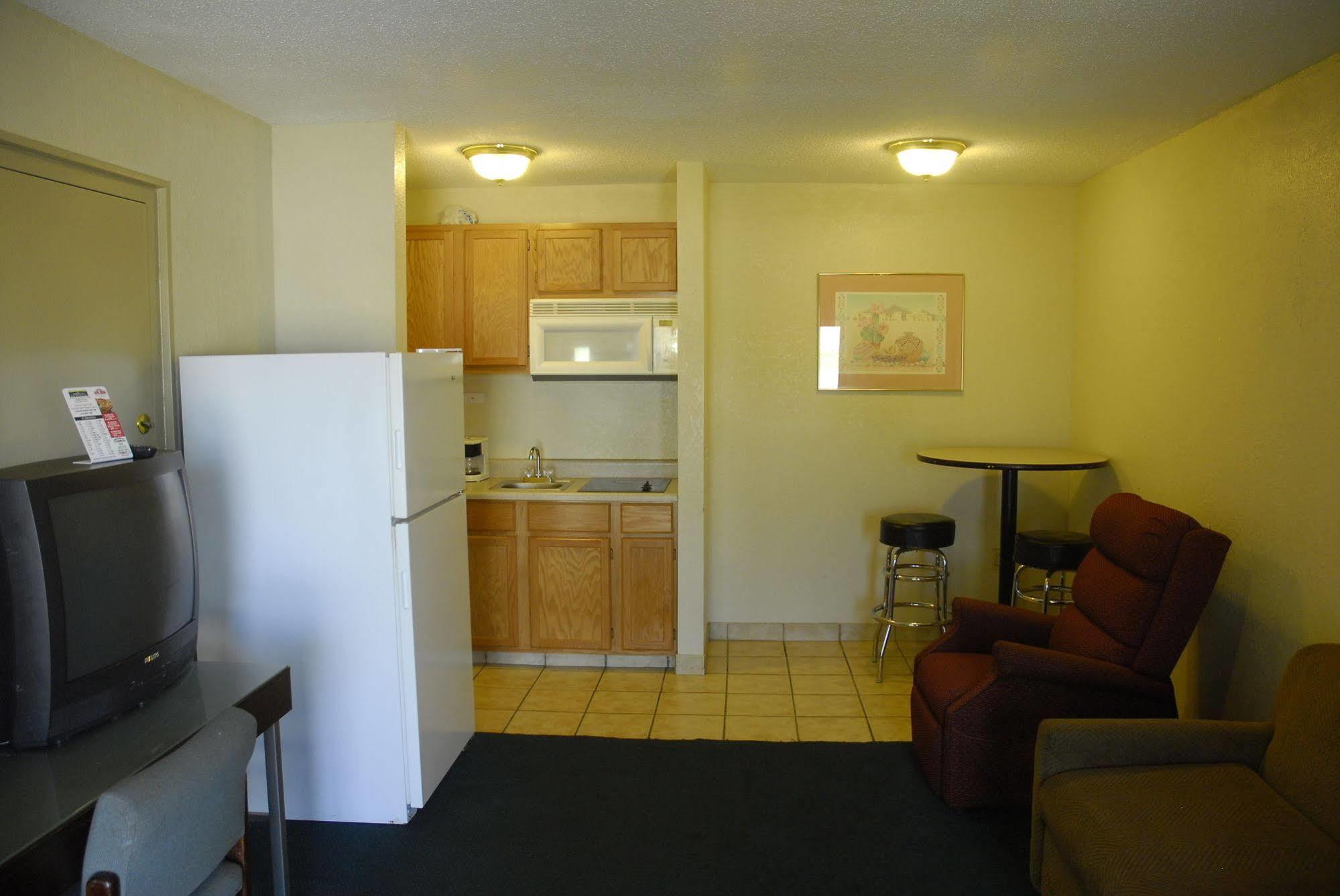 America'S Best Inn And Suites Emporia Buitenkant foto