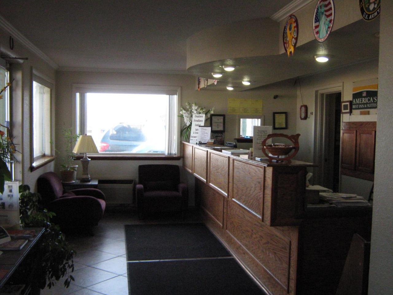 America'S Best Inn And Suites Emporia Buitenkant foto