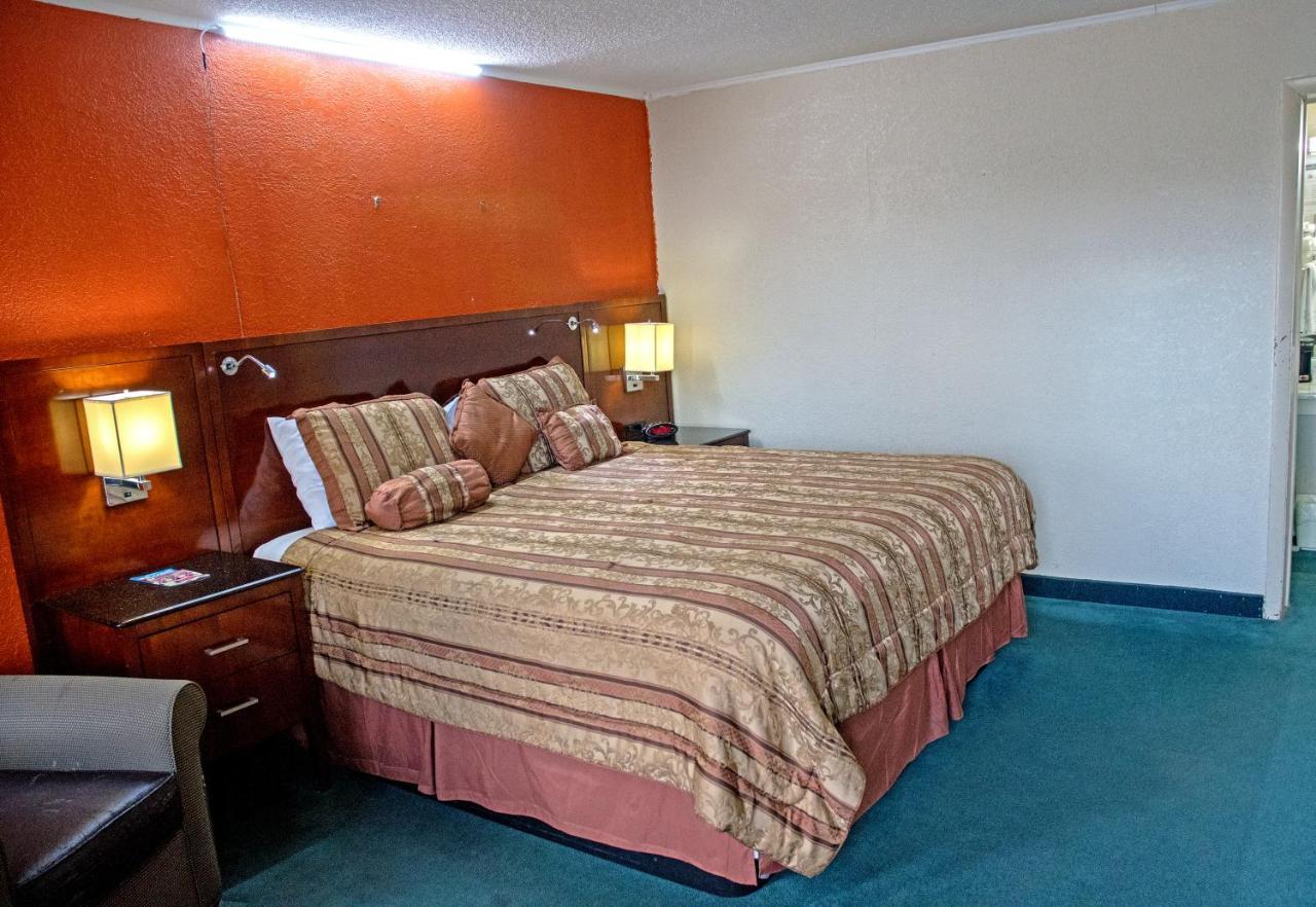 America'S Best Inn And Suites Emporia Buitenkant foto
