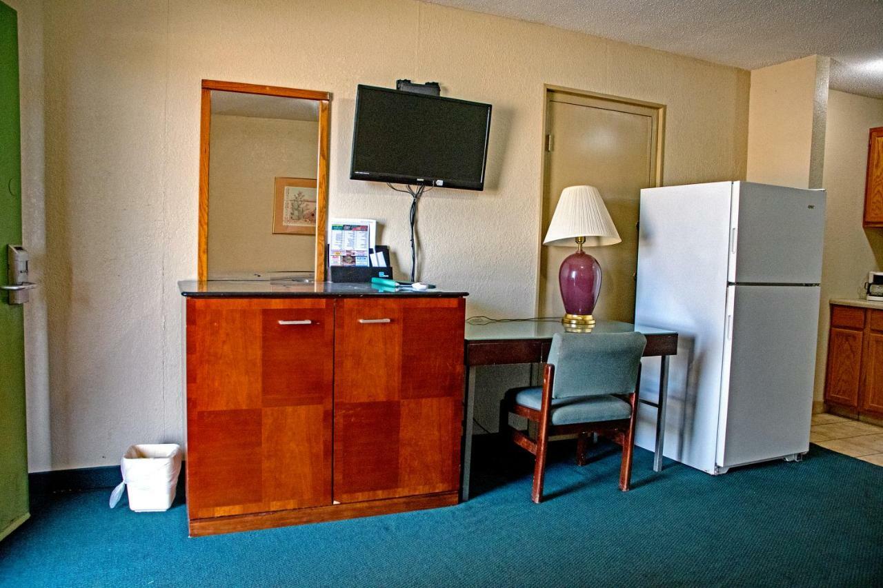 America'S Best Inn And Suites Emporia Buitenkant foto